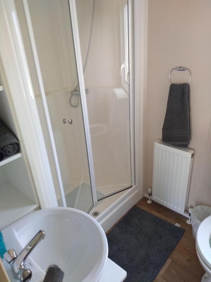 D24 Is A 2 Bedroom 6 Berth Caravan Close To The Beach On Whitehouse Leisure Park In Towyn Near Rhyl With Decking And Private Parking Space This Is A Pet Free Caravan Abergele Kültér fotó