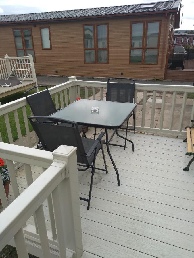 D24 Is A 2 Bedroom 6 Berth Caravan Close To The Beach On Whitehouse Leisure Park In Towyn Near Rhyl With Decking And Private Parking Space This Is A Pet Free Caravan Abergele Kültér fotó