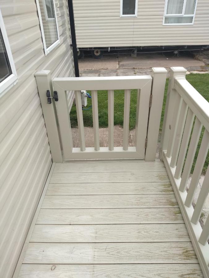 D24 Is A 2 Bedroom 6 Berth Caravan Close To The Beach On Whitehouse Leisure Park In Towyn Near Rhyl With Decking And Private Parking Space This Is A Pet Free Caravan Abergele Kültér fotó
