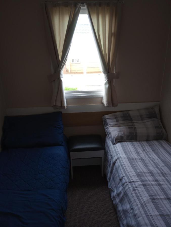 D24 Is A 2 Bedroom 6 Berth Caravan Close To The Beach On Whitehouse Leisure Park In Towyn Near Rhyl With Decking And Private Parking Space This Is A Pet Free Caravan Abergele Kültér fotó