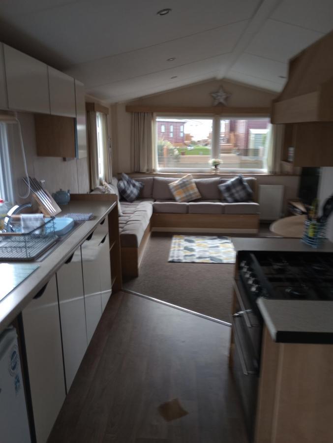 D24 Is A 2 Bedroom 6 Berth Caravan Close To The Beach On Whitehouse Leisure Park In Towyn Near Rhyl With Decking And Private Parking Space This Is A Pet Free Caravan Abergele Kültér fotó