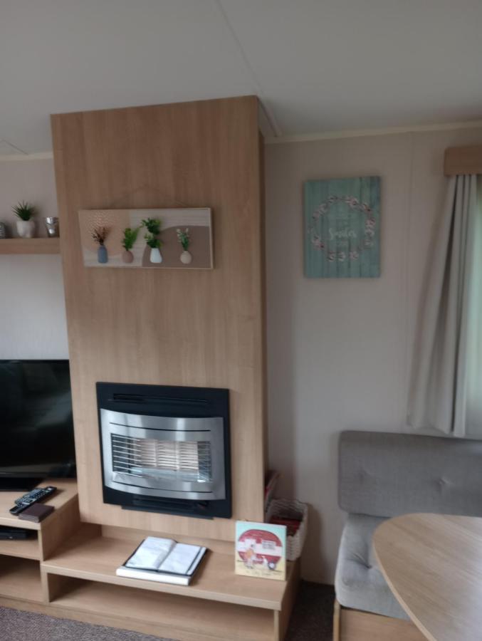 D24 Is A 2 Bedroom 6 Berth Caravan Close To The Beach On Whitehouse Leisure Park In Towyn Near Rhyl With Decking And Private Parking Space This Is A Pet Free Caravan Abergele Kültér fotó